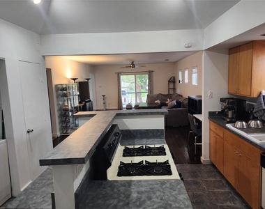 617 E 12th 1/2 Street - Photo Thumbnail 5