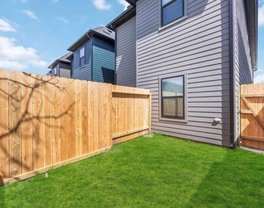 8011 Cora Street - Photo Thumbnail 13