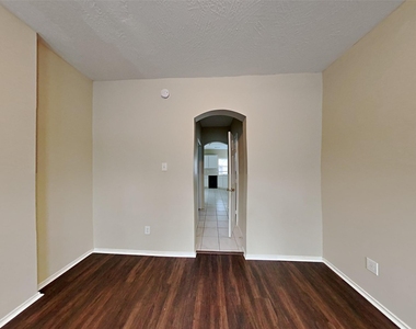 2218 Laurel Oaks Drive - Photo Thumbnail 2