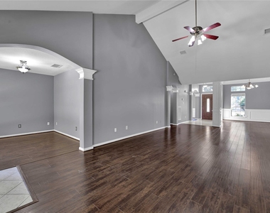 27186 Kings Manor Drive S - Photo Thumbnail 8