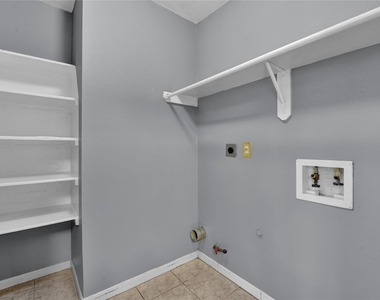 27186 Kings Manor Drive S - Photo Thumbnail 14