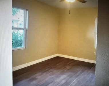 215 Anna Street - Photo Thumbnail 1