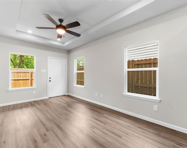 8161 Tate Street - Photo Thumbnail 4