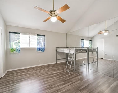 10811 Richmond Avenue - Photo Thumbnail 16