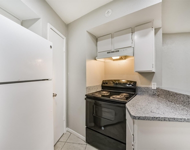 10811 Richmond Avenue - Photo Thumbnail 14