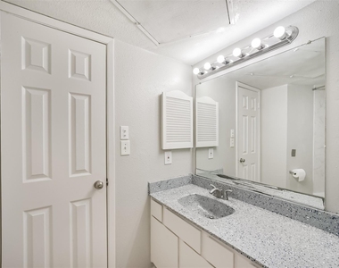 10811 Richmond Avenue - Photo Thumbnail 21