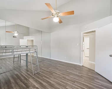 10811 Richmond Avenue - Photo Thumbnail 17