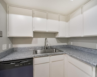 10811 Richmond Avenue - Photo Thumbnail 15