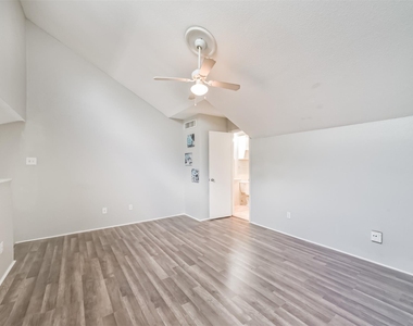 10811 Richmond Avenue - Photo Thumbnail 24