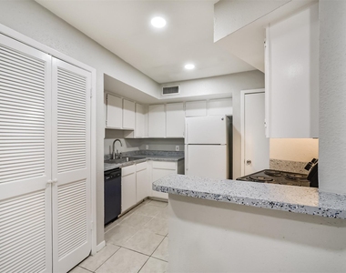 10811 Richmond Avenue - Photo Thumbnail 12