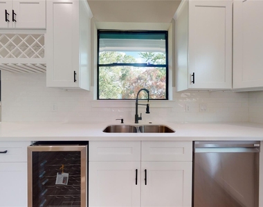 806 E 39th Street - Photo Thumbnail 7
