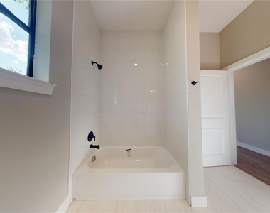 806 E 39th Street - Photo Thumbnail 40