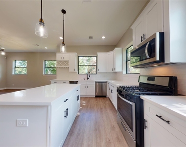 806 E 39th Street - Photo Thumbnail 9