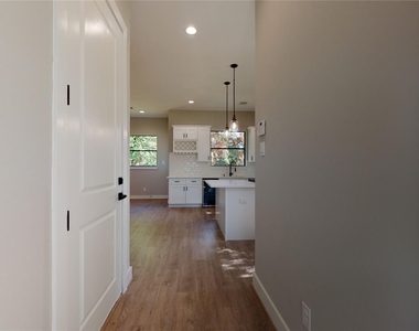 806 E 39th Street - Photo Thumbnail 3