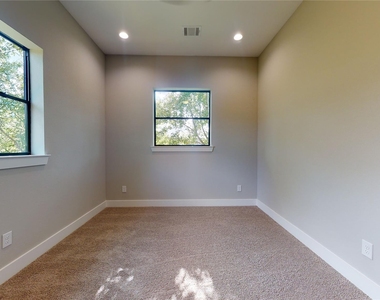 806 E 39th Street - Photo Thumbnail 32