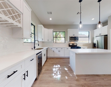 806 E 39th Street - Photo Thumbnail 10