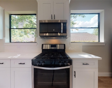 806 E 39th Street - Photo Thumbnail 5