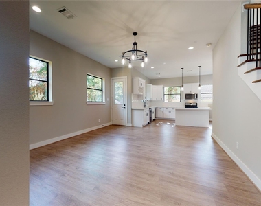 806 E 39th Street - Photo Thumbnail 15