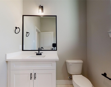 806 E 39th Street - Photo Thumbnail 16