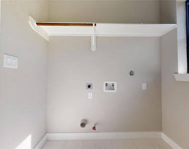 806 E 39th Street - Photo Thumbnail 30