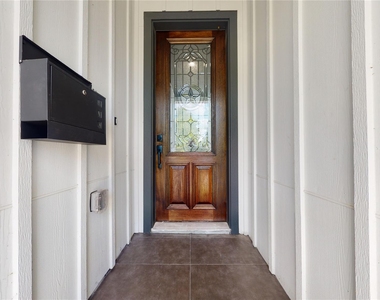 806 E 39th Street - Photo Thumbnail 2