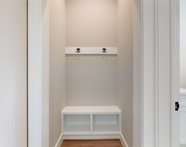 806 E 39th Street - Photo Thumbnail 17