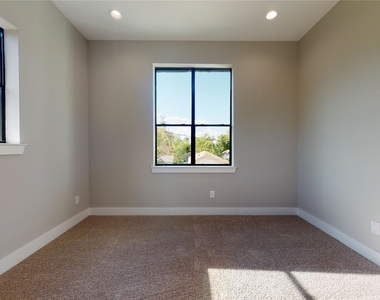 806 E 39th Street - Photo Thumbnail 37