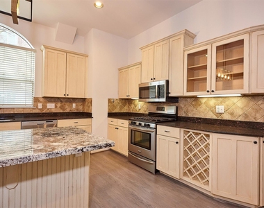 110 E Detering Street - Photo Thumbnail 8