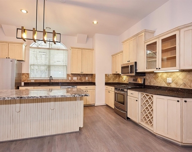 110 E Detering Street - Photo Thumbnail 5