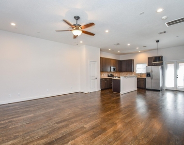 2422 Navigation Boulevard - Photo Thumbnail 12