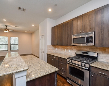 2422 Navigation Boulevard - Photo Thumbnail 4