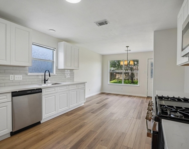 4419 Crossvine Avenue - Photo Thumbnail 10