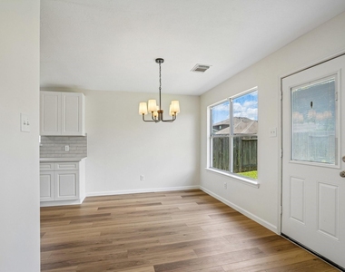 4419 Crossvine Avenue - Photo Thumbnail 6