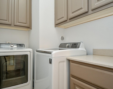 818 Yale Street - Photo Thumbnail 17