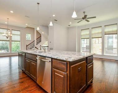 818 Yale Street - Photo Thumbnail 13