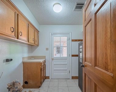 18307 Champion Forest Drive - Photo Thumbnail 4