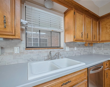 18307 Champion Forest Drive - Photo Thumbnail 10