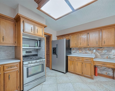 18307 Champion Forest Drive - Photo Thumbnail 11