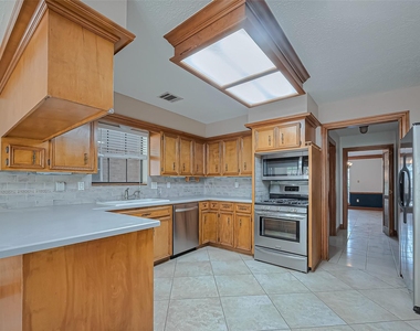 18307 Champion Forest Drive - Photo Thumbnail 5