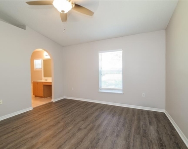 416 Elgin Boulevard - Photo Thumbnail 12