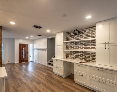 518 Crestover Drive - Photo Thumbnail 8