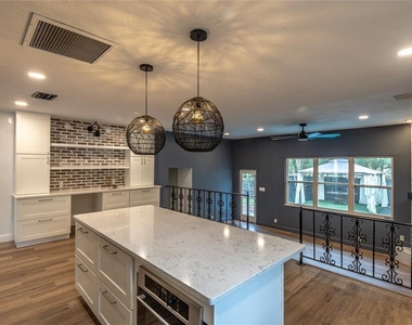 518 Crestover Drive - Photo Thumbnail 7