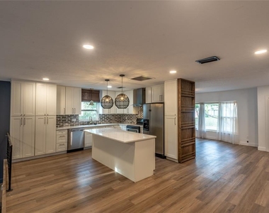 518 Crestover Drive - Photo Thumbnail 5