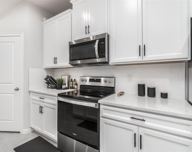 8518 Primrose Willow Place - Photo Thumbnail 8