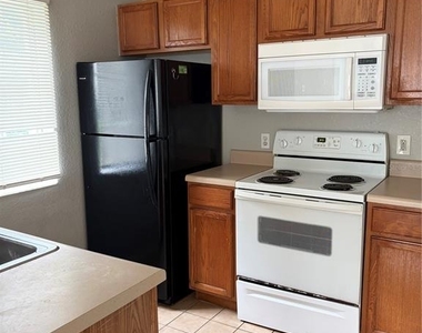 2610 Lodi Circle - Photo Thumbnail 11