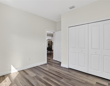 1933 W Oliver Drive - Photo Thumbnail 9