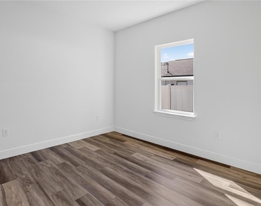 1933 W Oliver Drive - Photo Thumbnail 8