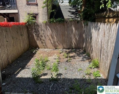 208 Ridge Avenue - Photo Thumbnail 7
