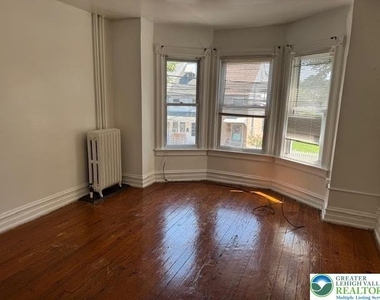 208 Ridge Avenue - Photo Thumbnail 9