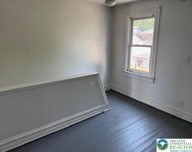 208 Ridge Avenue - Photo Thumbnail 13